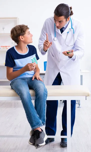Young Male Doctor Examining Boy Clinic — Stock Photo, Image
