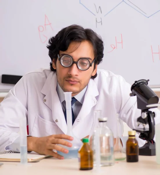那个年轻有趣的化学家站在白板前 — 图库照片