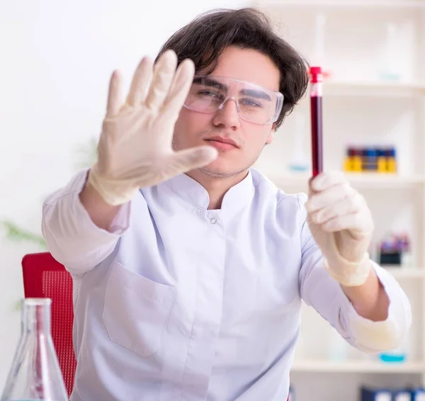 Laboratuvarda Çalışan Genç Erkek Biyokimyacı — Stok fotoğraf