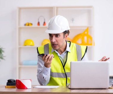 Ofiste çalışan genç erkek mimar.