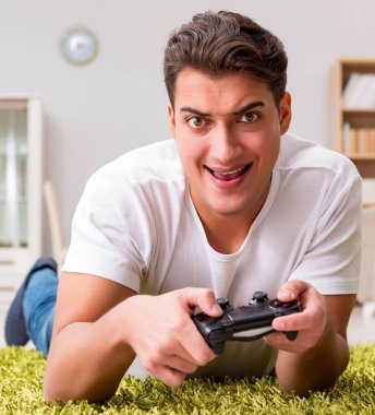 Bilgisayar oyunlarına bağımlı olan adam.