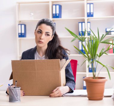 Genç bayan çalışan işinden kovuldu.