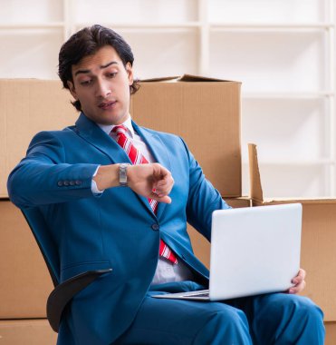 Genç yakışıklı işadamı yeni iş yerine taşınıyor.