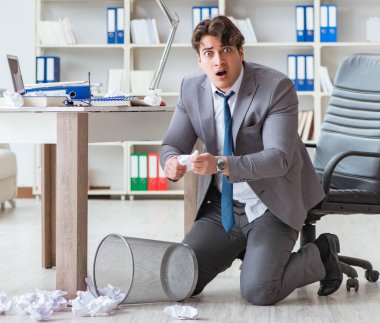 Kızgın işadamı ofiste çalışırken şok oldu.