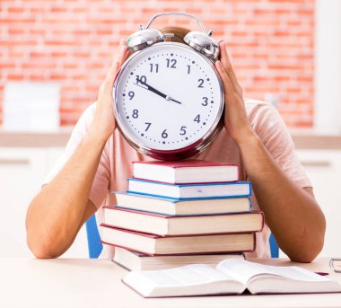 Üniversite sınavlarına hazırlanan genç öğrenci.