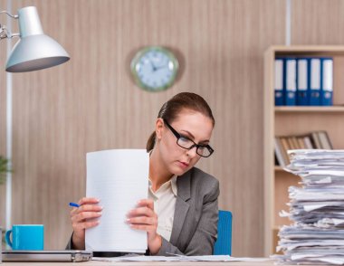 Ofiste çalışan iş kadını.