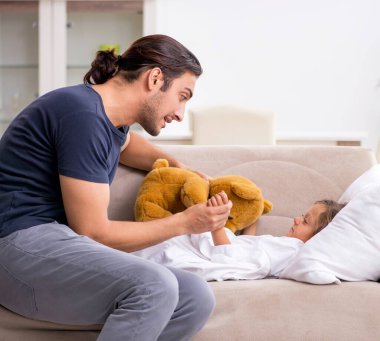 Baba hasta kızına bakıyor.