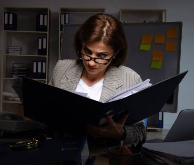 Aşırı çalışmaktan muzdarip bayan çalışan.