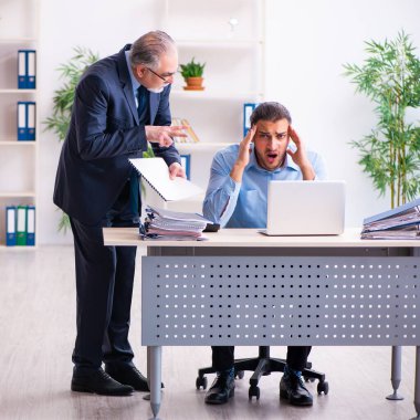 Eski patron ve genç asistan ofiste.