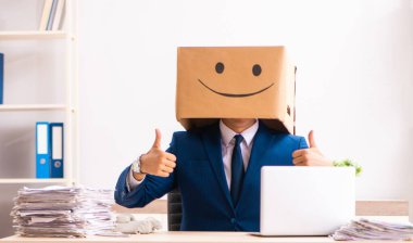 Kafası yerine kutusu olan mutlu adam.