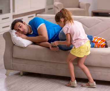 Genç bir adam ve küçük kızı evde.