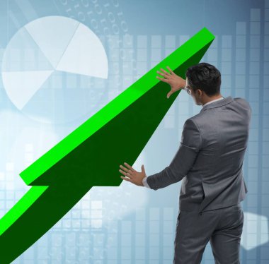 Ekonomideki büyümeyi destekleyen işadamı grafik üzerinde