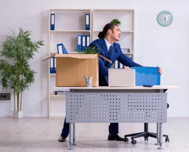 Genç çalışan işten çıkarılıyor.