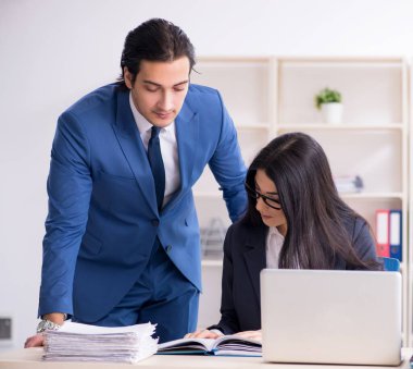 Ofiste çalışan iki çalışan.