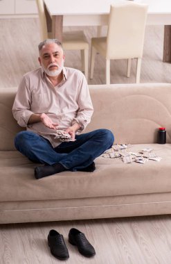 Yaşlı adam evde acı çekiyor.