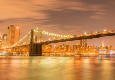 Manhattan ve Brooklyn Köprüsü 'nün gece manzarası