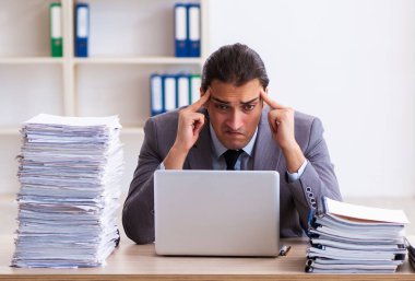 Genç çalışan aşırı işten memnun değil.