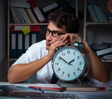 Ofiste geç saatlere kadar çalışan iş adamı.