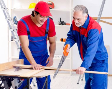 İki profesyonel müteahhitler evde döşeme döşeme