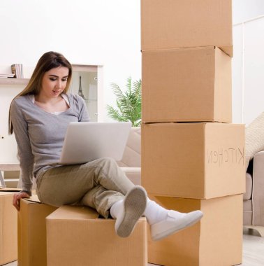 Genç ve güzel kadın yeni daireye taşınıyor.