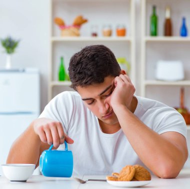 Fazla mesaiden sonra kahvaltıda uyuyakalan adam.