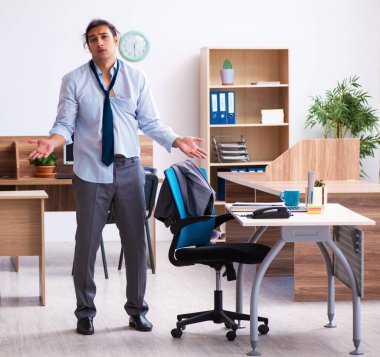 Erkek çalışanın işe geç kalması