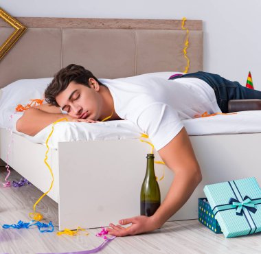 Yoğun bir Noel 'den sonra evde parti veren adam.