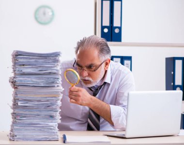 Ofisteki aşırı işten memnun olmayan eski bir çalışan.