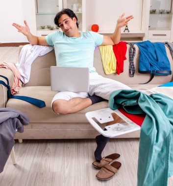 Genç adam evde ütü yapıyor.