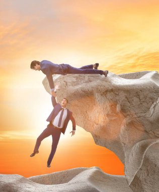 İş adamı düşen meslektaşına yardım eli uzatıyor.