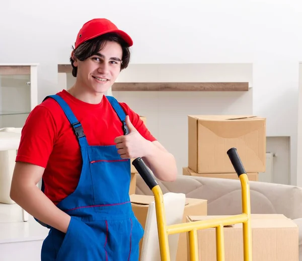 Jovem Empreiteiro Com Caixas Trabalhando Dentro Casa — Fotografia de Stock