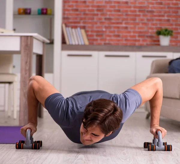 Jovem Homem Bonito Fazendo Exercícios Esportivos Casa — Fotografia de Stock