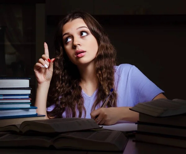 Νεαρή Φοιτήτρια Προετοιμάζεται Για Τις Εξετάσεις Αργά Στο Σπίτι — Φωτογραφία Αρχείου