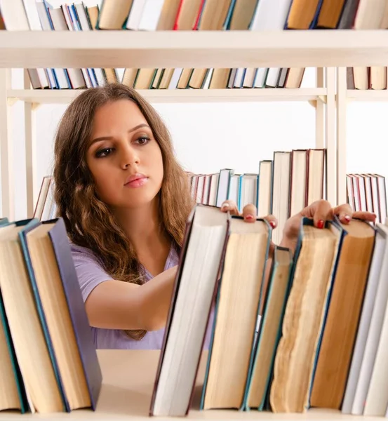 Studentessa Giovane Che Prepara Esami Biblioteca — Foto Stock