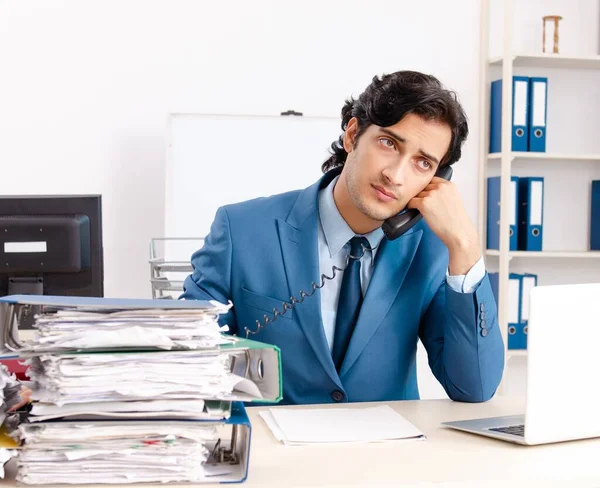 Mladý Pohledný Muž Spoustou Práce Kanceláři — Stock fotografie