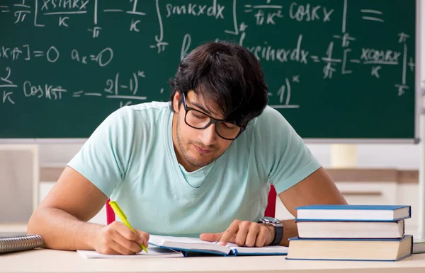 Tahtanın Önündeki Genç Erkek Matematikçi — Stok fotoğraf
