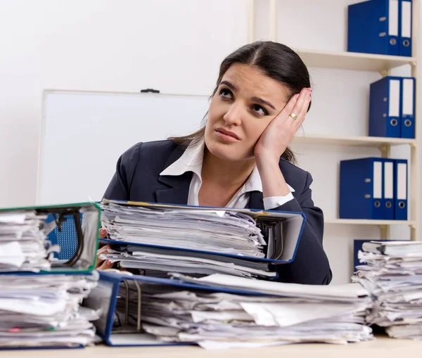 Die Mitarbeiterin Ist Unzufrieden Mit Exzessiver Arbeit — Stockfoto