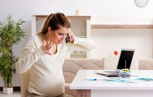 Young Pregnant Woman Budget Planning Concept — Stock Photo, Image