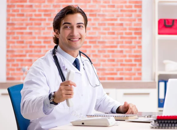 Den Unge Läkaren Som Arbetar Sjukhus — Stockfoto
