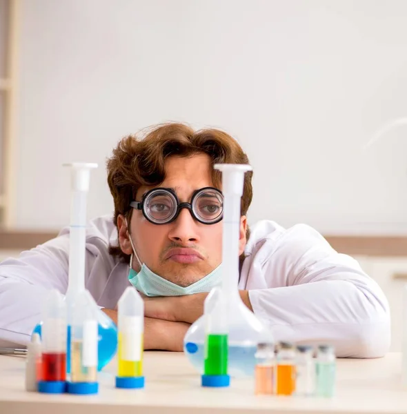 Zabawny Szalony Chemik Przeprowadzający Eksperymenty Testy — Zdjęcie stockowe
