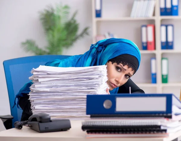 Funcionária Hijab Trabalhando Escritório — Fotografia de Stock