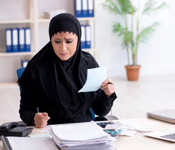Contabile Donna Hijab Che Lavora Ufficio — Foto Stock