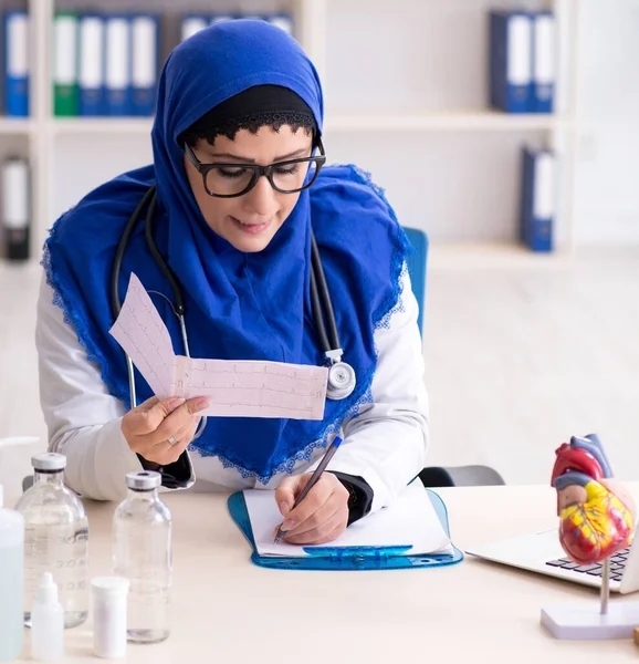 Médica Hijab Trabalhar Hospital — Fotografia de Stock