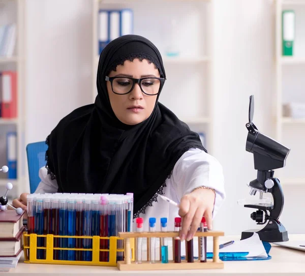研究室で働くヒジャーブの女性化学者 — ストック写真