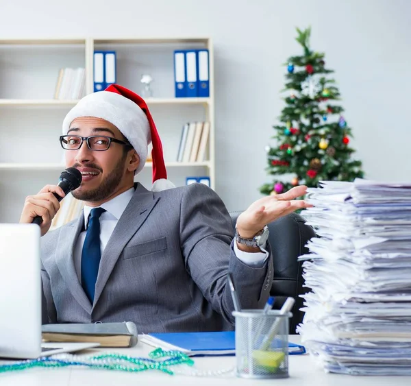 Der Junge Geschäftsmann Feiert Weihnachten Büro — Stockfoto