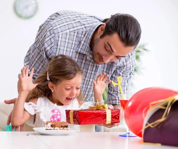 Father Celebrating Birthday His Daughter — Stock Photo, Image