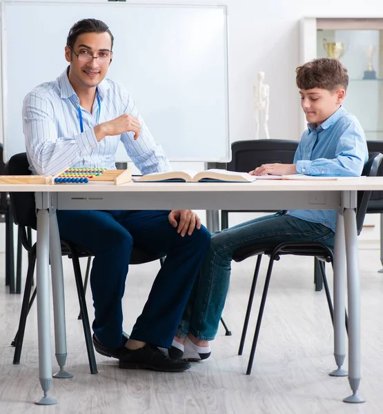 Jonge Vader Helpt Zijn Zoon Zich Voor Bereiden Het Examen — Stockfoto