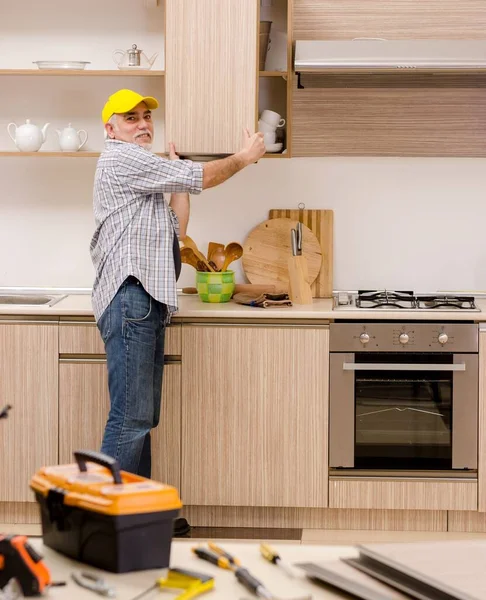 Der Betagte Lohnunternehmer Der Der Küche Arbeitet — Stockfoto