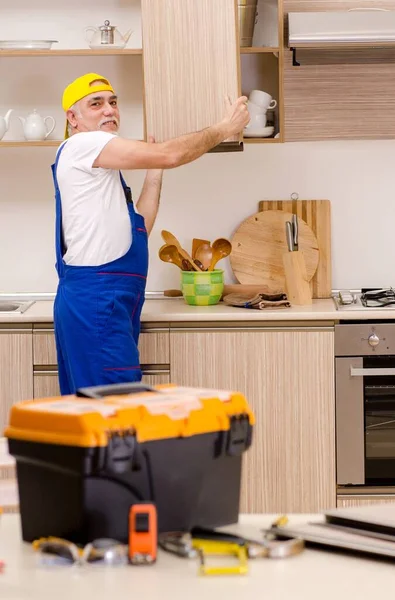 Reparador Contratado Envelhecido Que Trabalha Cozinha — Fotografia de Stock