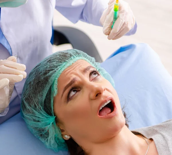 Kobieta Przygotowuje Się Kosmetycznych Chirurgii Plastycznej — Zdjęcie stockowe